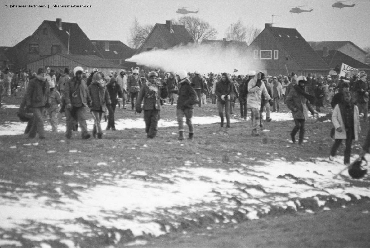 28.02.1981, Brokdorf: Während die Polizeikräfte die Protestierenden mit Wasserwerfern verfolgten, rückten aus der Luft Spezialeinsätzkräfte des Bundesgrenzschutzes an. 