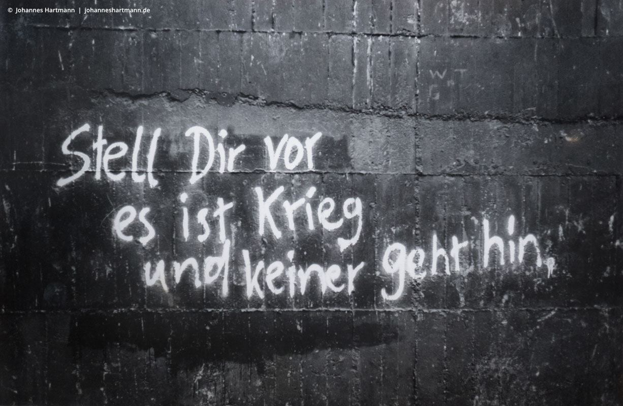 »Stell Dir vor, es ist Krieg und Keiner geht hin.« –  Das im Februar 1981 von Johannes Hartmann an die Bunkerwand auf dem Heiligengeistfeld gesprühte Graffiti
