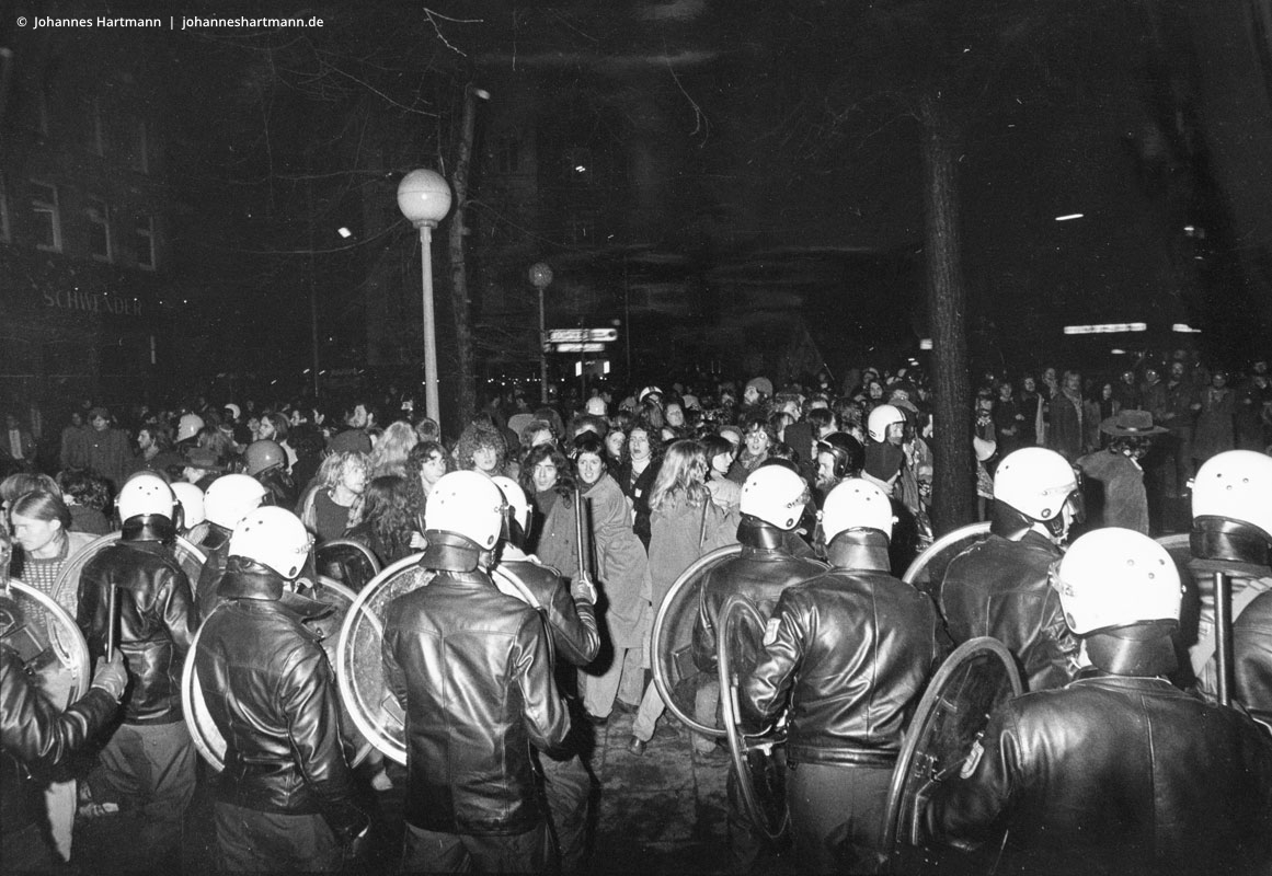 »13.03.1981, Hamburg: Nach Ende der Demonstration gegen den Polizeistaat, trieb die Staatsmacht die Teilnehmer anlasslos mit Knüppeln auseinander.